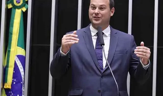 Deputado federal, Dr. Victor Linhalis vota a favor da urgência do PL da Anistia