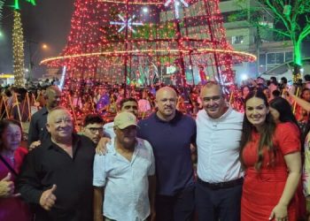 São Mateus: abertura do 1º Natal Luz reúne grande público na Praça Amélia Boroto