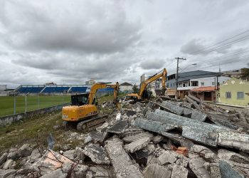 Prefeitura garante posse do Estádio Sernamby e inicia retirada de entulhos