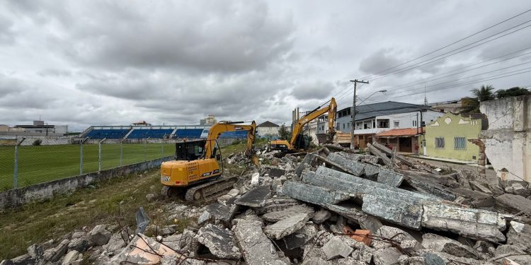 Prefeitura garante posse do Estádio Sernamby e inicia retirada de entulhos
