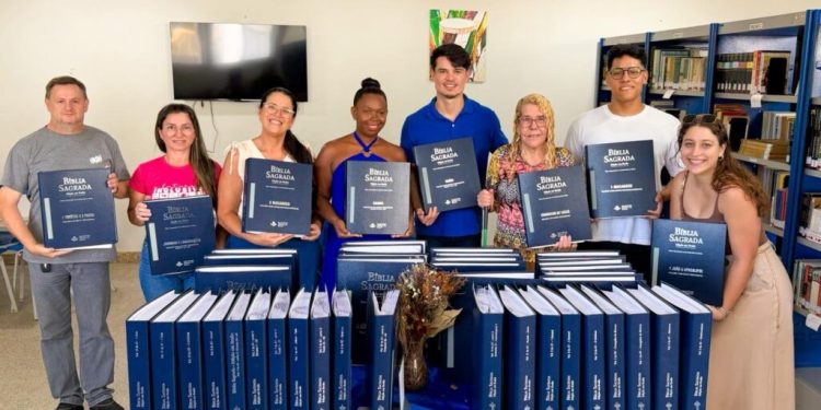 Linhares: Acervo da Biblioteca Municipal recebe 44 Bíblias escritas em braile