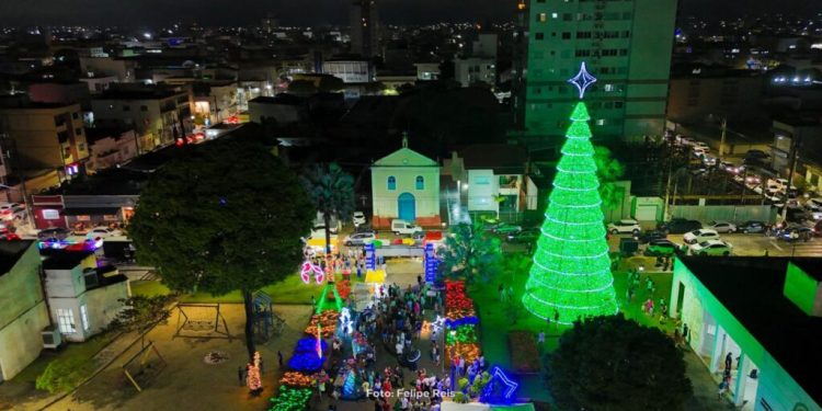 Linhares: Vila de Natal da Praça 22 de Agosto ganha programação musical entre sexta (19) e terça-feira (23)