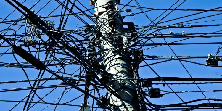 Em parceria com a EDP, Prefeitura quer pôr fim no emaranhado de fios dos postes em Linhares