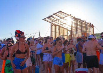 Corona Praia Sunsets: DJ Laura Murad comanda primeira apresentação neste sábado (10)