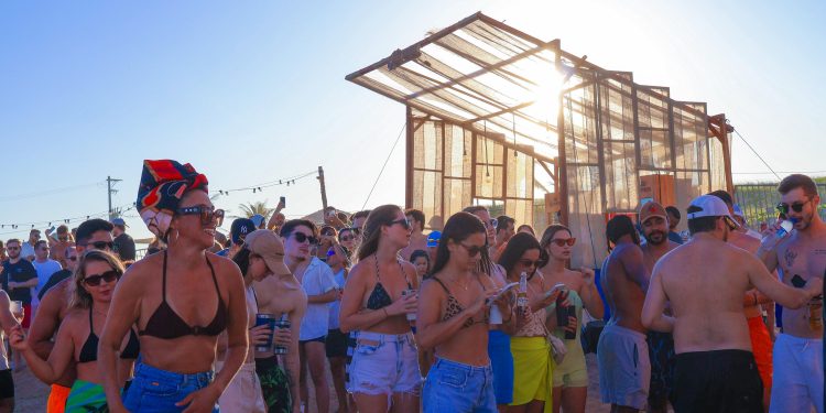 Corona Praia Sunsets: DJ Laura Murad comanda primeira apresentação neste sábado (10)