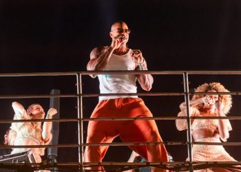 O Gigante arrasta multidão: mais de 160 mil vozes cantam com Léo Santana em Guriri