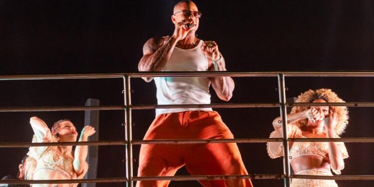 O Gigante arrasta multidão: mais de 160 mil vozes cantam com Léo Santana em Guriri
