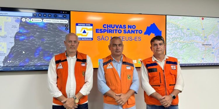 Prefeito de São Mateus acompanha monitoramento das fortes chuvas em tempo real