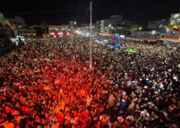 Multidão e alegria: Tony Salles arrasta mais de 100 mil pessoas em Guriri e antecipa Carnaval