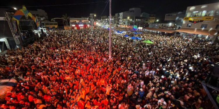 Multidão e alegria: Tony Salles arrasta mais de 100 mil pessoas em Guriri e antecipa Carnaval