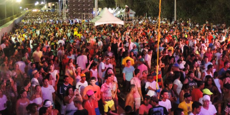 Verão 2026: mais de 20 atrações musicais animam fim de semana nas praias de Linhares