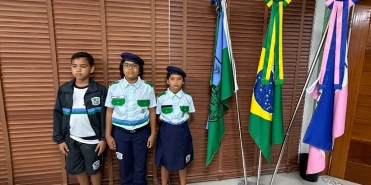 Prefeitura de São Mateus distribui kit escolar a alunos da rede municipal de ensino