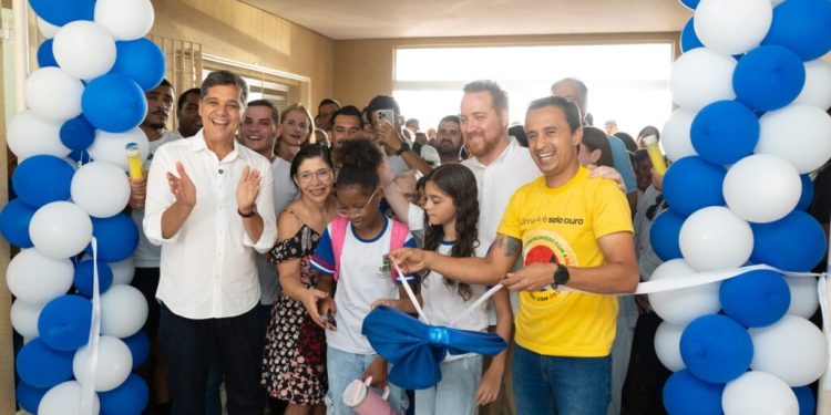 Prefeito de Linhares e vice-governador inauguram escola no bairro Gaivotas