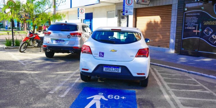 Motoristas com direito à isenção no estacionamento rotativo de Linhares devem ter cartão de identificação