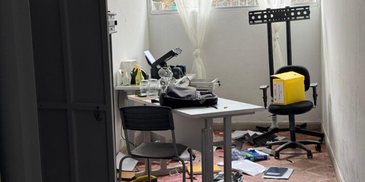 Criminosos invadem escola em São Mateus, furtam 16 computadores e destroem fiação elétrica