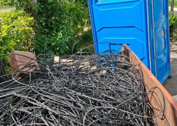 Operação retira fios em desuso no centro de Linhares