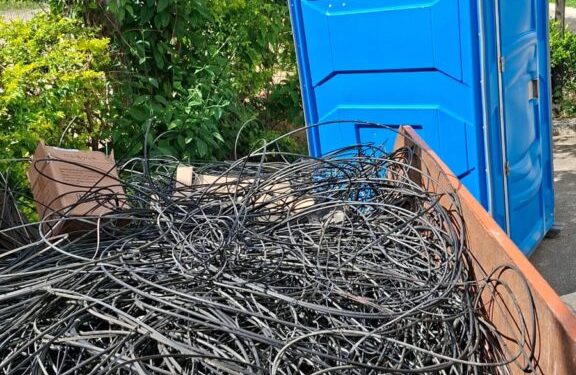 Operação retira fios em desuso no centro de Linhares