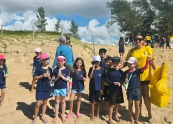 Projeto Praia Limpa leva estudantes à orla de Guriri em ação ambiental