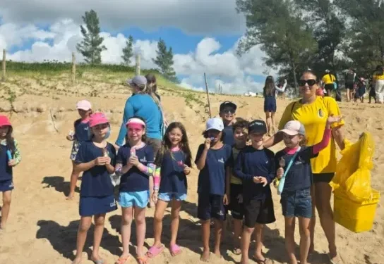 Projeto Praia Limpa leva estudantes à orla de Guriri em ação ambiental