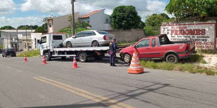 Operação remove veículos abandonados de vias públicas em Linhares