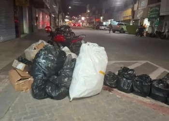Com greve de garis, 100 toneladas de lixo deixam de ser recolhidas por dia em São Mateus