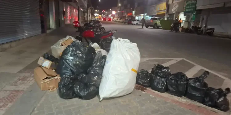 Com greve de garis, 100 toneladas de lixo deixam de ser recolhidas por dia em São Mateus