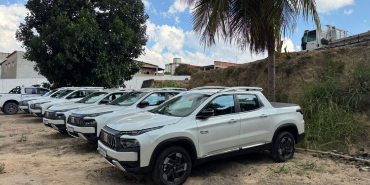 Saúde de Linhares recebe cinco novas caminhonetes para reforçar transporte e atendimento à população