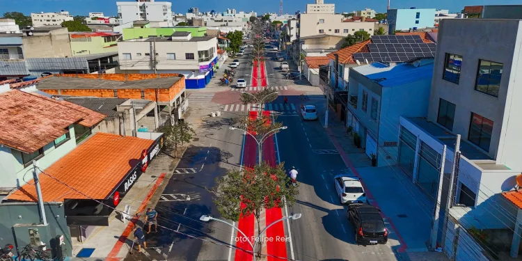 Prefeitura de Linhares reforça sinalização de ciclovias e quebra-molas da cidade