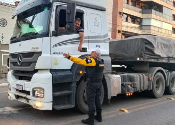 Centro de Linhares: veículos pesados ‘invadem’ via após interdição da BR-259