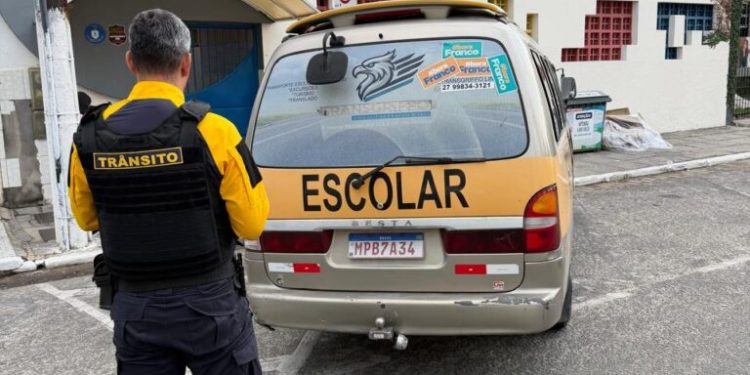 DETRO reforça fiscalização em frente às escolas de Linhares e flagra estacionamento irregular